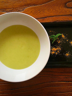 Una foto de Crema fría de calabacín al curry