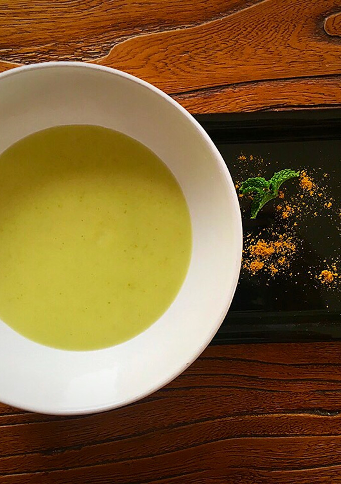 Una foto de Crema fría de calabacín al curry