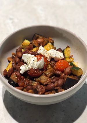 A picture of Mediterranean bean lunch bowl.
