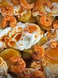 Huevos rotos con langostinos