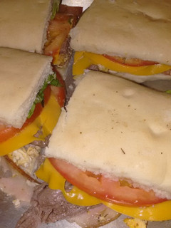 Una foto de Lomitos con panceta y cheddar