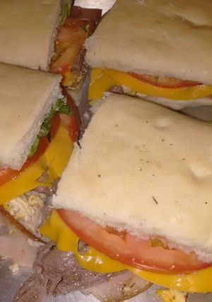 Una foto de Lomitos con panceta y cheddar