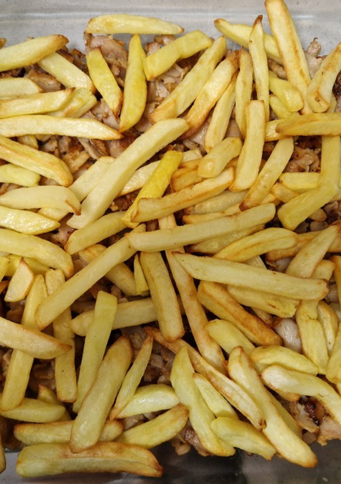 Una foto de Carne kebab con patatas al horno