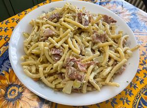 Une photo de Macaronis aux oignons, ail, Boursin®️ et jambon cru
