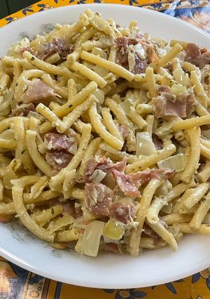 Une photo de Macaronis aux oignons, ail, Boursin®️ et jambon cru