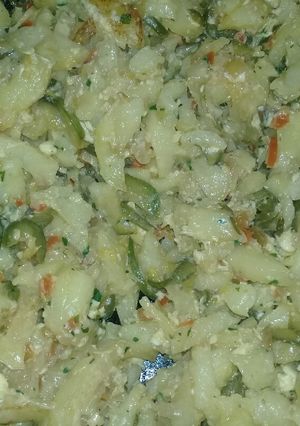 Una foto de Revuelto de Papas, Zapallitos y Huevos🍜!!