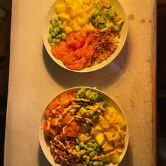 Una foto de Poke bowl de salmón