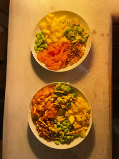 Una foto de Poke bowl de salmón