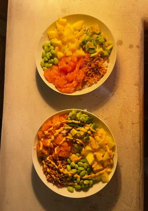 Una foto de Poke bowl de salmón