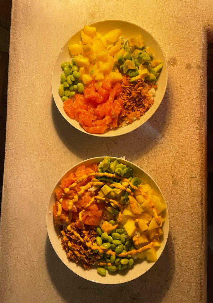 Una foto de Poke bowl de salmón
