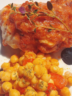 Una foto de Escalope de pollo a la napolitana con garbanzos paprika🌶
