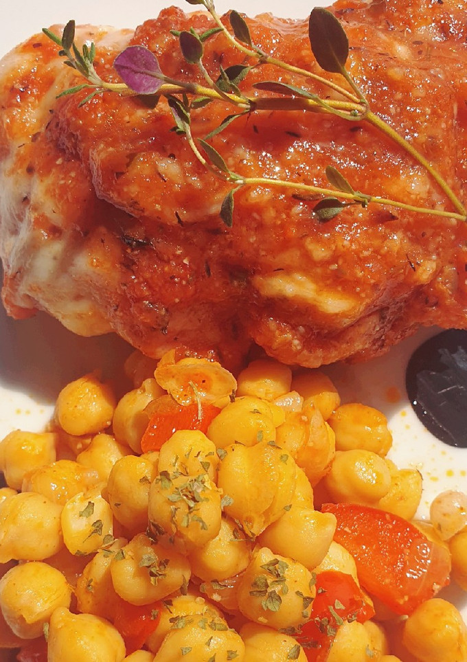 Una foto de Escalope de pollo a la napolitana con garbanzos paprika🌶