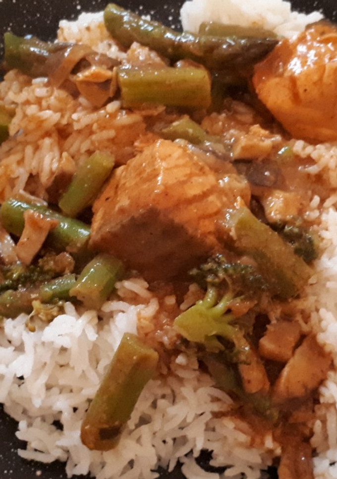 Una foto de Salmón tikka masala con arroz basmati