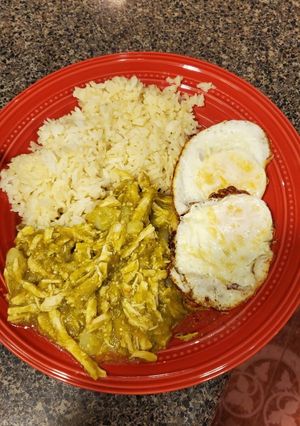 Una foto de Pollo desmenuzado con papas en salsa verde