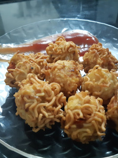 મેગી પકોડા (Maggi Pakoda Recipe In Gujarati) રેસીપી મુખ્ય ફોટો