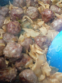 Una foto de Mini albóndigas en crema de cerveza y champi