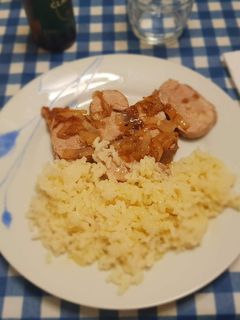 Una foto de Solomillo de cerdo con cebolla y arroz
