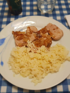 Una foto de Solomillo de cerdo con cebolla y arroz