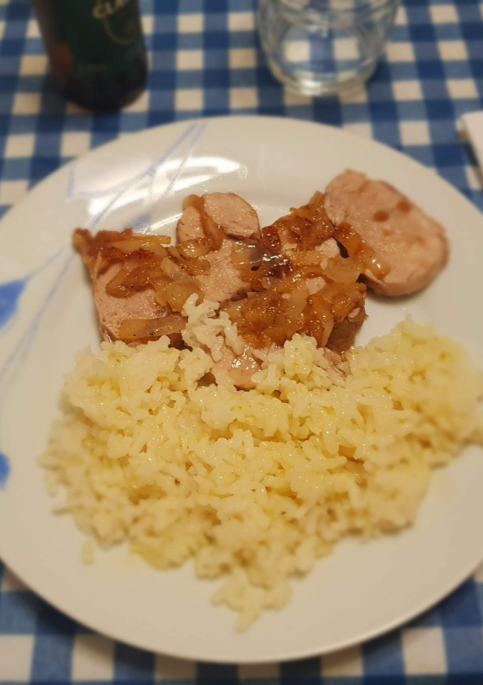 Una foto de Solomillo de cerdo con cebolla y arroz
