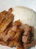 ข้าวหมูทอดซอสน้ำปลา