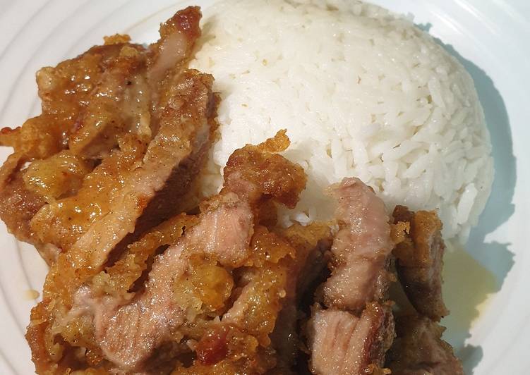 ข้าวหมูทอดซอสน้ำปลา