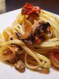 Spaghetti con pomodorini arrostiti e buzzonaglia di tonno
