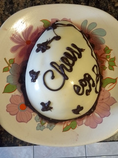 Una foto de Huevo de Pascua relleno de cheecake. Único riquísimo