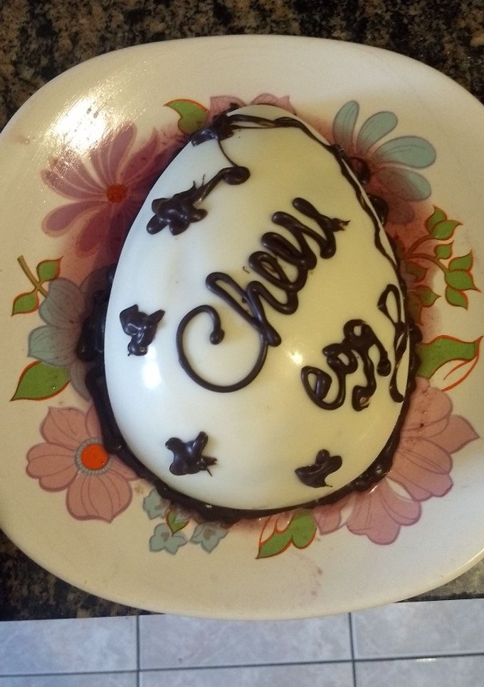 Una foto de Huevo de Pascua relleno de cheecake. Único riquísimo