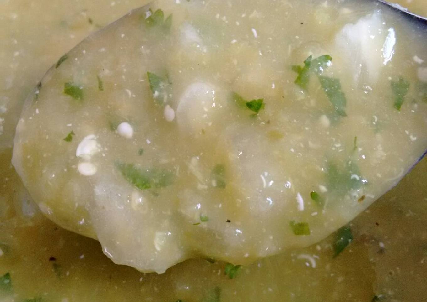 Salsa verde encebollada