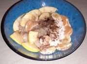 Une photo de pomme banane cannelle