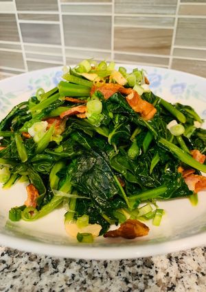 Hình của món Cải rổ xào thịt xông khói.