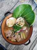 Ramen miso de solomillo, setas y pak choi