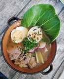 Ramen miso de solomillo, setas y pak choi