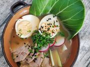 Una foto de sopa de miso con fideos