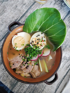Una foto de Ramen miso de solomillo, setas y pak choi