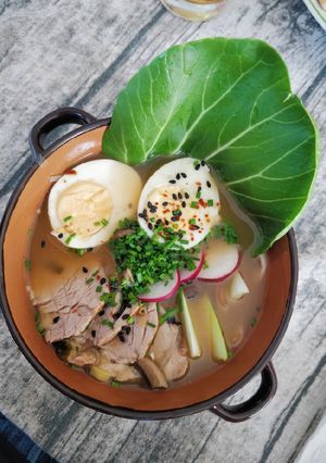 Una foto de Ramen miso de solomillo, setas y pak choi