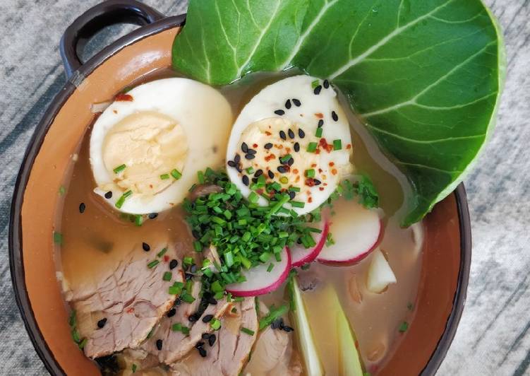 Ramen miso de solomillo, setas y pak choi