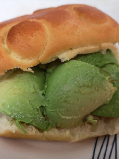 Una foto de Pan con palta sencillo y delicioso