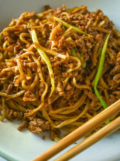 A picture of Noodles With Pork & Soybean Paste.