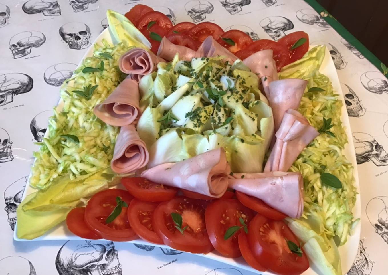 Salade d'endives tomates et courgette râpée à la mortadelle