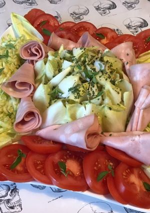 Une photo de Salade d'endives tomates et courgette râpée à la mortadelle