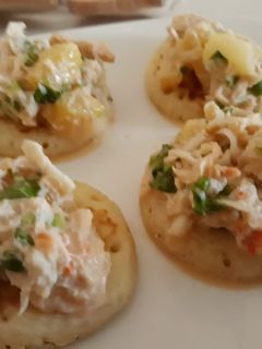 Una foto de Canapés de cangrejo real y piña