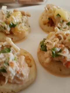 Una foto de Canapés de cangrejo real y piña