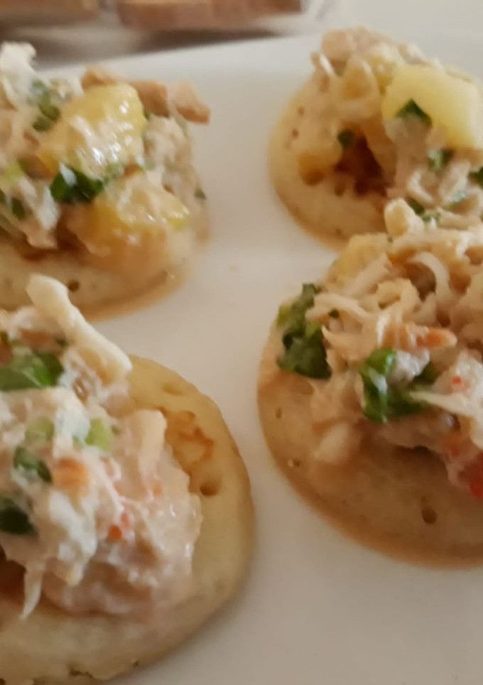 Una foto de Canapés de cangrejo real y piña