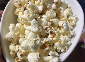 Una foto de Palomitas de maíz, cabritas o pop corn (saladas) 🍿 🧂🧈