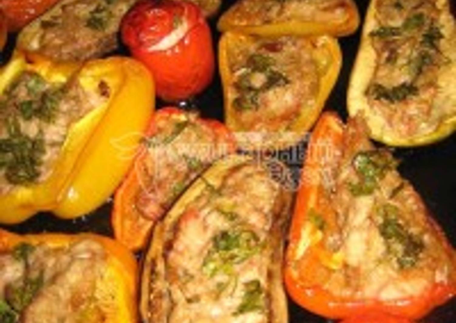 Овощи запекают на противнях или порционных сковородах в жарочном шкафу при температуре