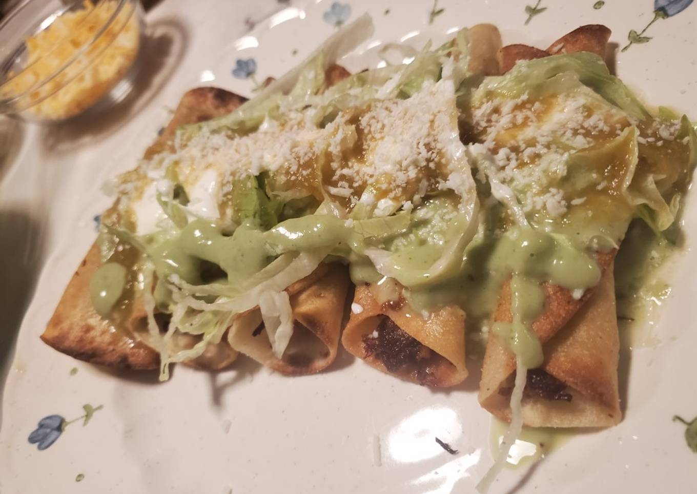 Flautas de carne de res deshebrada