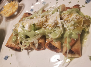 Una foto de Flautas de carne de res deshebrada