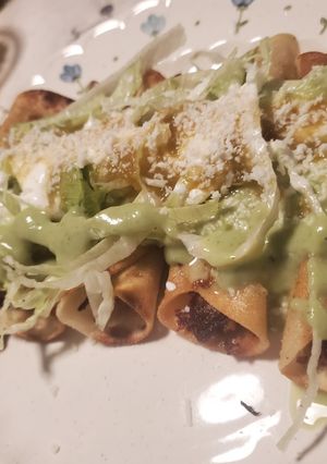 Una foto de Flautas de carne de res deshebrada