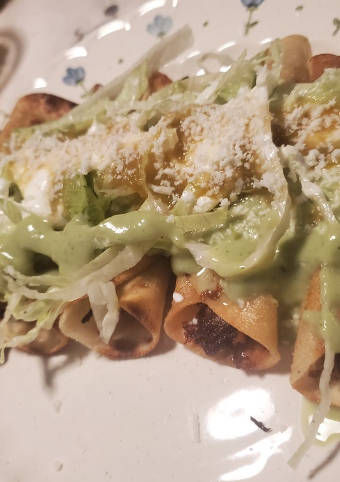 Una foto de Flautas de carne de res deshebrada